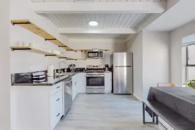 Image de ⟫ Dog Run & Courtyard 2 Bedroom Apt w/King Bed W&D