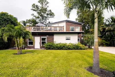 Image de 311 Upper · Upper Unit-New 2/1 Walk to Everything & Roof Deck!