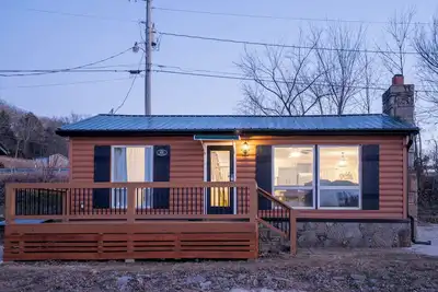 Image de Level lakefront cabin with private covered dock. Close to Old Kinderhook.