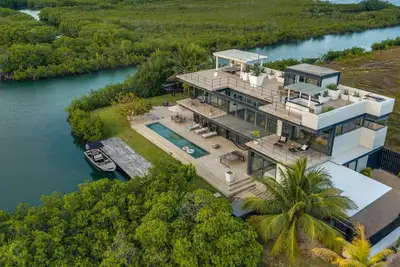 Image de Casa Balam, A Stunning Waterfront Villa, w\/Boat, 40ft Pool & Rooftop Bar