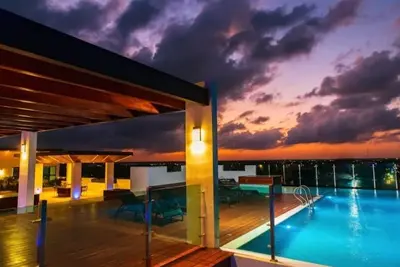 Image de Modern apartment surrounded by vast jungle, rooftop with 2 infinity pools