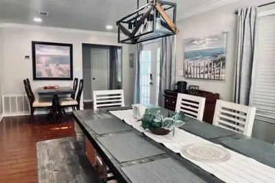 Image de Less than mile to white sand beach, private hot tub. No back or side neighbors.