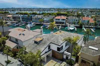 Image de Luxury On The Bay-Calm Waters and Beautiful Skies.