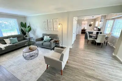 Image de Newly remodeled home on big lot with sunroom, game room and grilling area!
