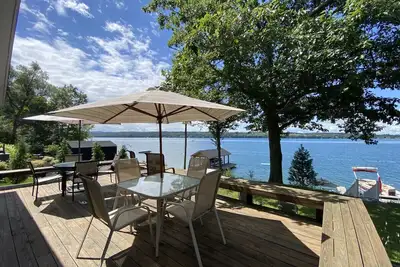 Image de Level Skaneateles Lakefront Woodland Cottage