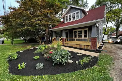 Image de Updated Craftsman home, quiet setting, porch swing overlooking Old Town Park.