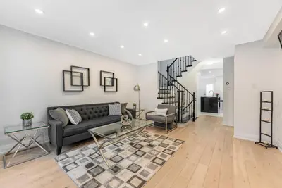 Image de Modern & Beautifully Decorated -3 Bdrm W/1Parking!