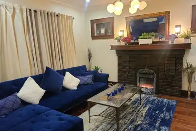 Image de 3 Bedroom Detached house in Toronto (Danforth area)