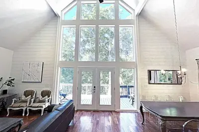 Image de Deep water cove Lake Lanier cottage w\/ hot tub, pvt dock, pool table, fire pit
