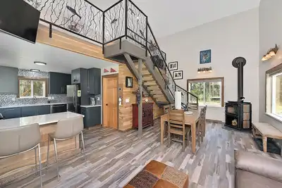 Image de This quiet cabin on a slough of the Kenai River is what you need.