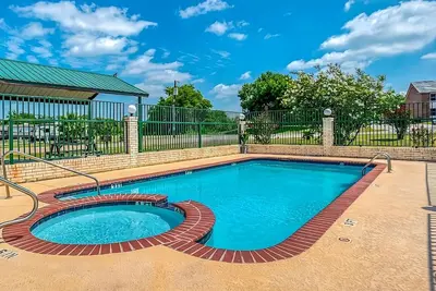 Image de Comfort and Convenience! Pool, Free Parking and Breakfast! Near Dragon House!