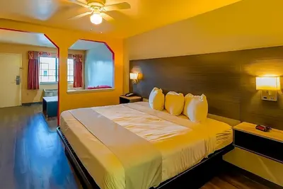 Image de Conveniently Located Near Spoetzl Brewery! Onsite Parking, Free Breakfast!