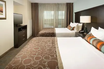 Image de 2 Home-like Suites w/ Full Kitchen! Pool, Parking! Near Museum of Biblical Art!