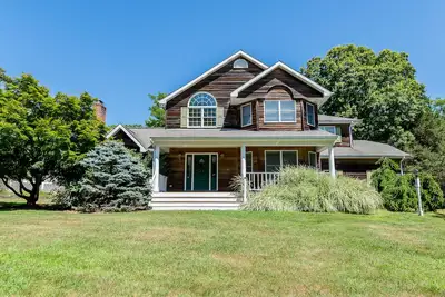 Image de Atterbury Estate | House in Southampton with pool and wrap-around patio