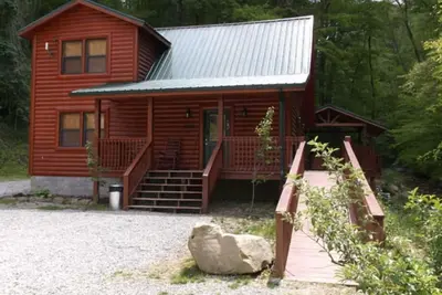 Image de 3br, 2 Bath Cabin with full kitchen, living room, hot tub and spacious backyard.