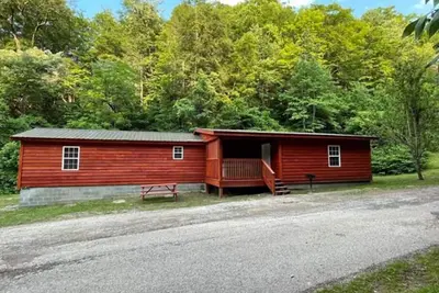 Image de 3br, 2 Bath Cabin with full kitchen, living room, and hot tub.