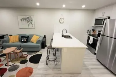 Image de The Waterview - Cozy Apartment in Rockland Park Nw