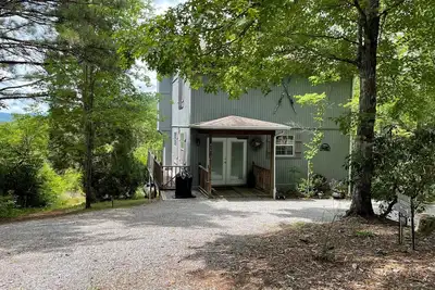 Image de Azalea Cabin - Beautiful Mountain View, Rustic Charm w/ Jacuzzi & Gas Fireplace