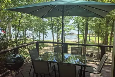 Image de Clancy's Chalet: Lake Cypress Springs Cabin, Boat Slip, Huge Deck, Kayak + More