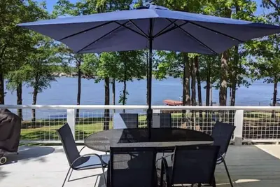Image de Clancy's Canoe: Lakefront Cypress Springs Cabin, Boat Slip, Kayak, Deck & More