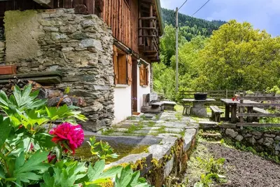 Image de Situé dans un hameau en pleine nature, en lisière de forêt. A 7km, Doucy station (Combelouvière) ave