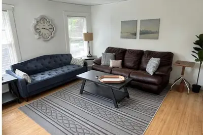 Image de Bright and spacious Drake apt.