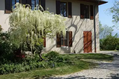 Image de Magnifique propriété offrant un bâti de caractère soigneusement rénové et idéalement située à 7km d