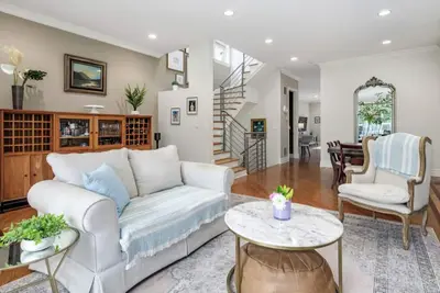 Image de Bright 4 bed family home in Logan Sq w/private backyard & grill. Free parking