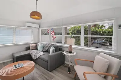 Steps from the Beach! Free parking! Grill! Beach essentials!