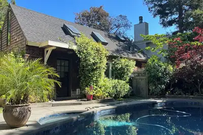 16 min. from San Francisco. 40 min. from Napa. . Walk to breweries, restaurants.