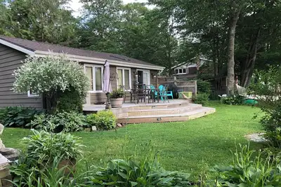 Image de Cozy lakefront retreat - weekly and short term.