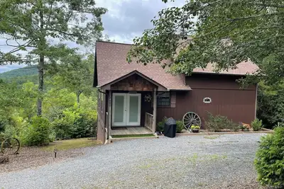 Image de Aster Cabin - Beautiful Mountain View, Rustic Charm w/ Jacuzzi & Wood Fireplace