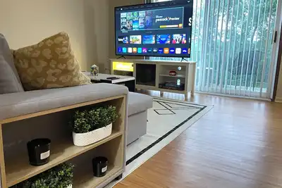 Image de Comfy 2 bedroom condo with 75” smart Tv