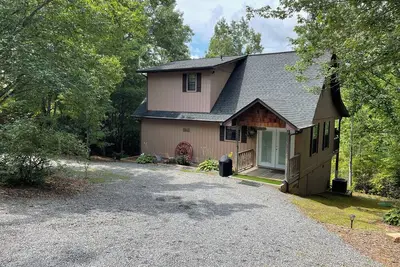 Image de Violet Cabin - Beautiful Mountain View, Rustic Charm w/ Jacuzzi & Wood Fireplace