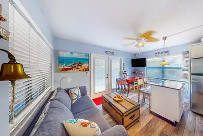 Image de First-floor condo with courtyard-style pool, grills, & easy beach access