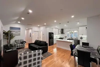 Image de Luxury and Modern  Apt near Mall\/ Hospital