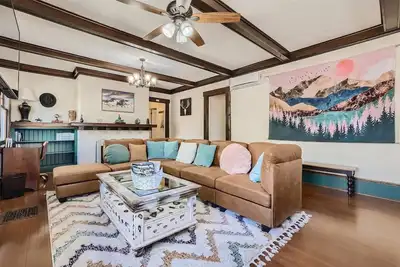 Image de Downtown Rustic Home W Porch Swing & Backyard/Grill/Walk to Cc, Parks & Venues