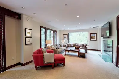 Image de Grand Hyatt|Renovated Condo Walkable to Chair 20!