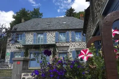 Image de Maison de Caractère au Coeur des Volcans d'Auvergne - 8 Pers, 4 Chambres, Terrasse et Jardin