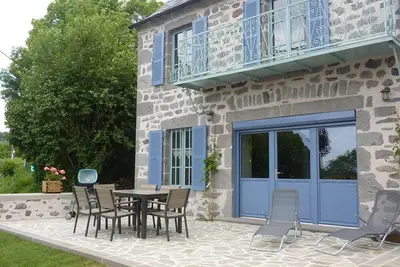 Image de Maison de caractère rénovée avec cheminée, terrasse, jardin et accès aux stations de ski et sites naturels