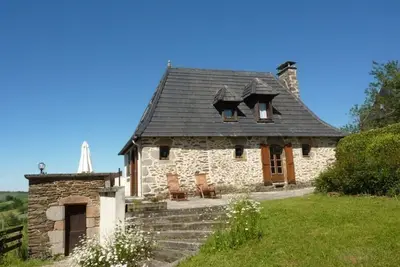 Image de Maison de charme avec jardin, terrasse et cheminée à Cassaniouze, proche Vallée du Lot