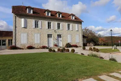 Image de Gîte rénové près du lac de Saint-Etienne Cantalès, 4 pers, tout équipé avec jardin, Tv, WiFi et plus!