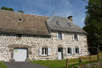 Image de Maison de caractère rénovée près du lac de Sarrans - 5 pers, jardin, cheminée, internet