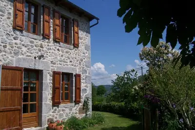 Image de Maison de caractère avec piscine en Châtaigneraie cantalienne, idéale pour randonnées et découvertes