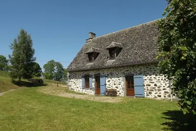 Image de Maison de charme rénovée 1637, proche de Salers, avec jardin, terrasse, cheminée, WiFi, animaux admis