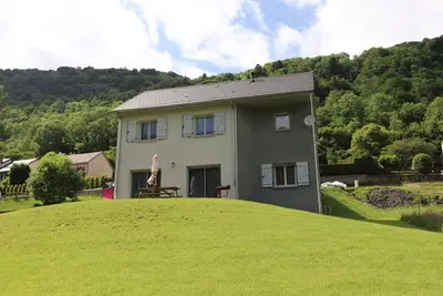 Image de Maison contemporaine avec jardin, proche de Super-Lioran et activités nature.