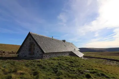 Image de Buron isolé au cœur des volcans d'Auvergne avec jardin et poêle