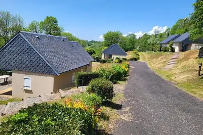 Image de Maisonnette charmante avec piscine commune et terrasse privée en Cantal