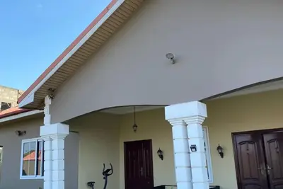 Image de Cosy family villa providing a relaxing atmosphere in Tema. Close to restaurants.