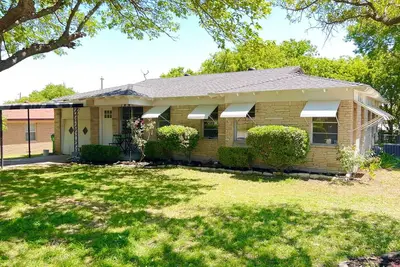 Image de Family-Ready • 3br + Backyard Near the Square